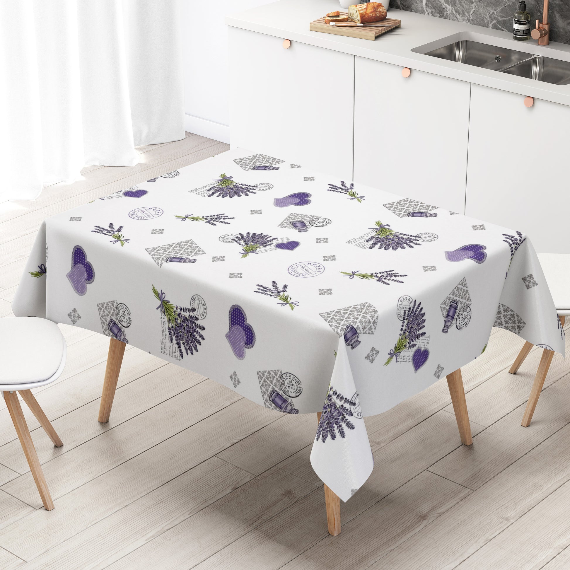 Wachstuch-Tischdecke mit romantischem Lavendel-Motiv auf weißem Hintergrund. Das Design zeigt Lavendelsträuße, lilafarbene Herzen, kleine Lavendelöl-Fläschchen, florale Ornamente und dekorative Vintage-Schriftzüge. Die wasserabweisende Tischdecke fällt gleichmäßig über die Kanten eines rechteckigen Tisches und ist vor weißem Hintergrund freigestellt dargestellt.