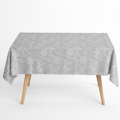 Beschichtete Baumwoll-Tischdecke mit Fleckenschutz im Design CARDUCHO, hellgrauer Hintergrund mit einem dezenten Ton-in-Ton-Allover-Muster aus filigranen Wiesenblumen, Gräsern und Blättern in Weiß.