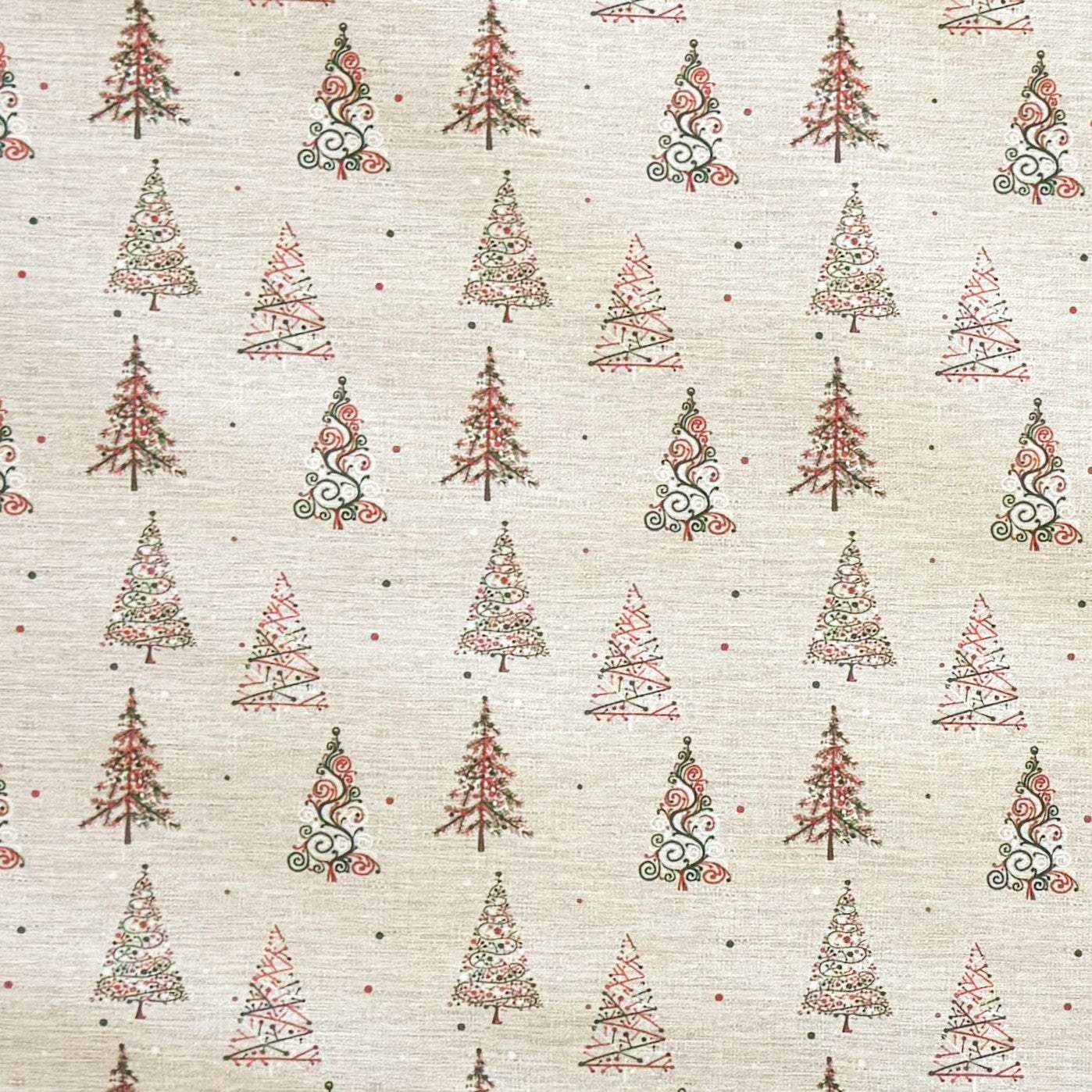 Jacquard Tischdecke aus beschichteter Baumwolle mit Weihnachtsmotiv aus kleinen Tannenbäumen in Rot und Grün, fleckenabweisend und pflegeleicht.