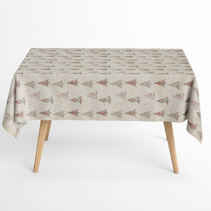 Jacquard Tischdecke aus beschichteter Baumwolle mit Weihnachtsmotiv aus kleinen Tannenbäumen in Rot und Grün, fleckenabweisend und pflegeleicht.