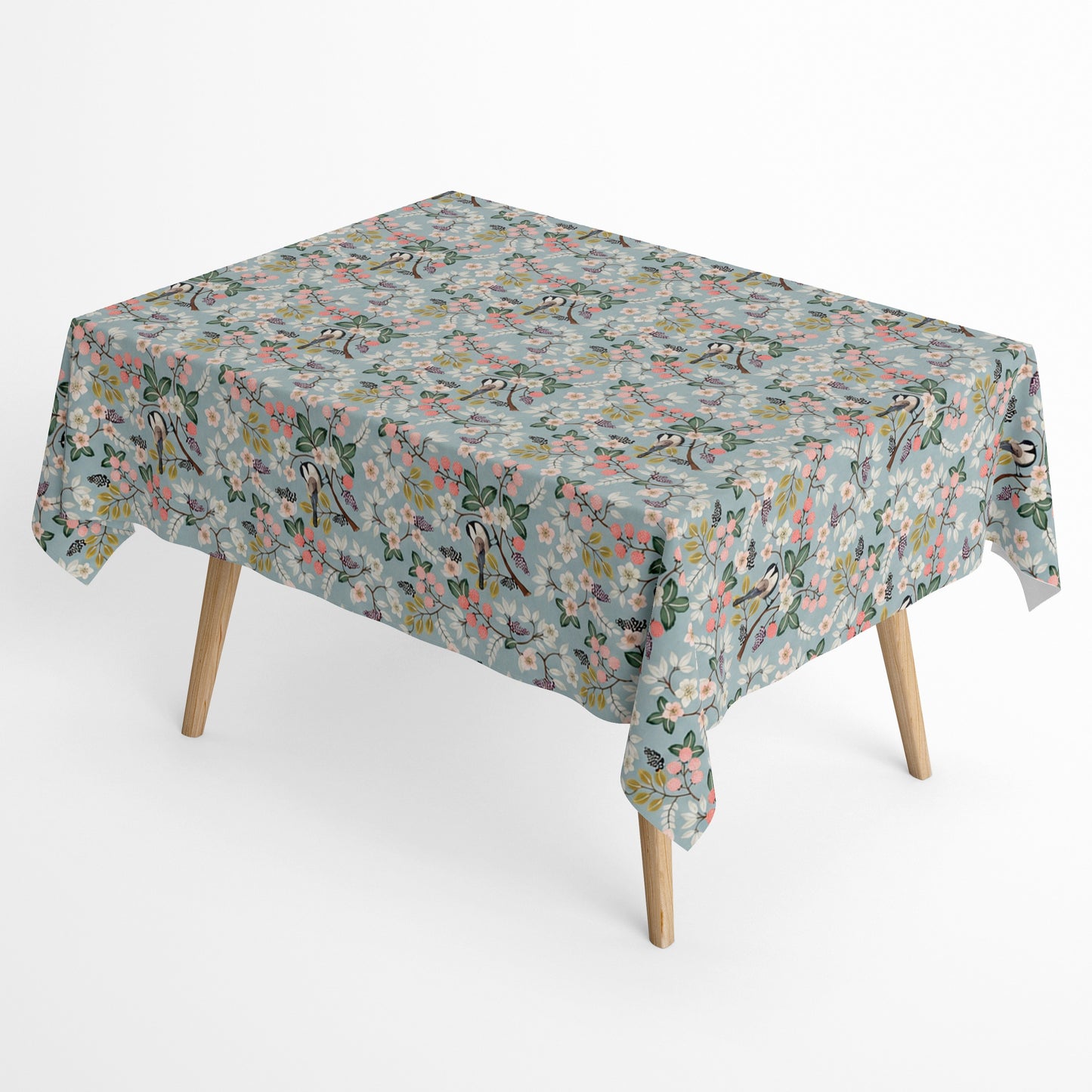 Jacquard-Tischdecke mit romantischem Vogel- und Blumenmuster auf hellblauem Hintergrund, verziert mit Blütenzweigen, Beeren und kleinen Singvögeln im Landhausstil.