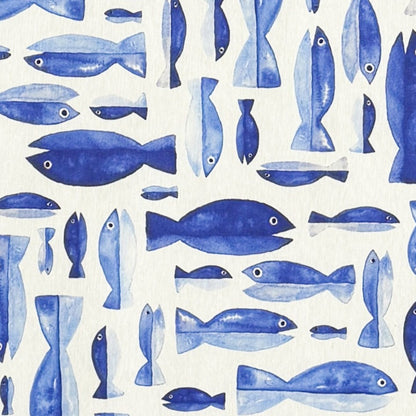 Beschichtete Baumwoll-Tischdecke mit Fleckenschutz im Design DP179, weißer Hintergrund mit einem maritimen Allover-Muster aus stilisierten Fischen in verschiedenen Blautönen und aquarellartiger Optik.