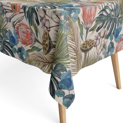Beschichtete Jacquard-Baumwolltischdecke mit tropischem Pflanzenmotiv aus großen Blättern, exotischen Blüten und botanischen Elementen in Blau-, Grün-, Korall- und Naturtönen, fleckengeschützt und schmutzabweisend.