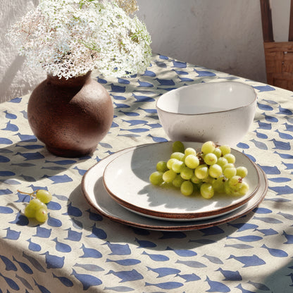 Beschichtete Jacquard-Baumwolltischdecke mit maritimem Fischmuster in verschiedenen Blautönen auf naturfarbenem Hintergrund, fleckengeschützt und schmutzabweisend.