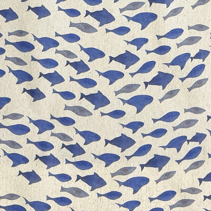 Beschichtete Jacquard-Baumwolltischdecke mit maritimem Fischmuster in verschiedenen Blautönen auf naturfarbenem Hintergrund, fleckengeschützt und schmutzabweisend.