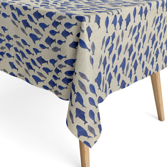 Beschichtete Jacquard-Baumwolltischdecke mit maritimem Fischmuster in verschiedenen Blautönen auf naturfarbenem Hintergrund, fleckengeschützt und schmutzabweisend.
