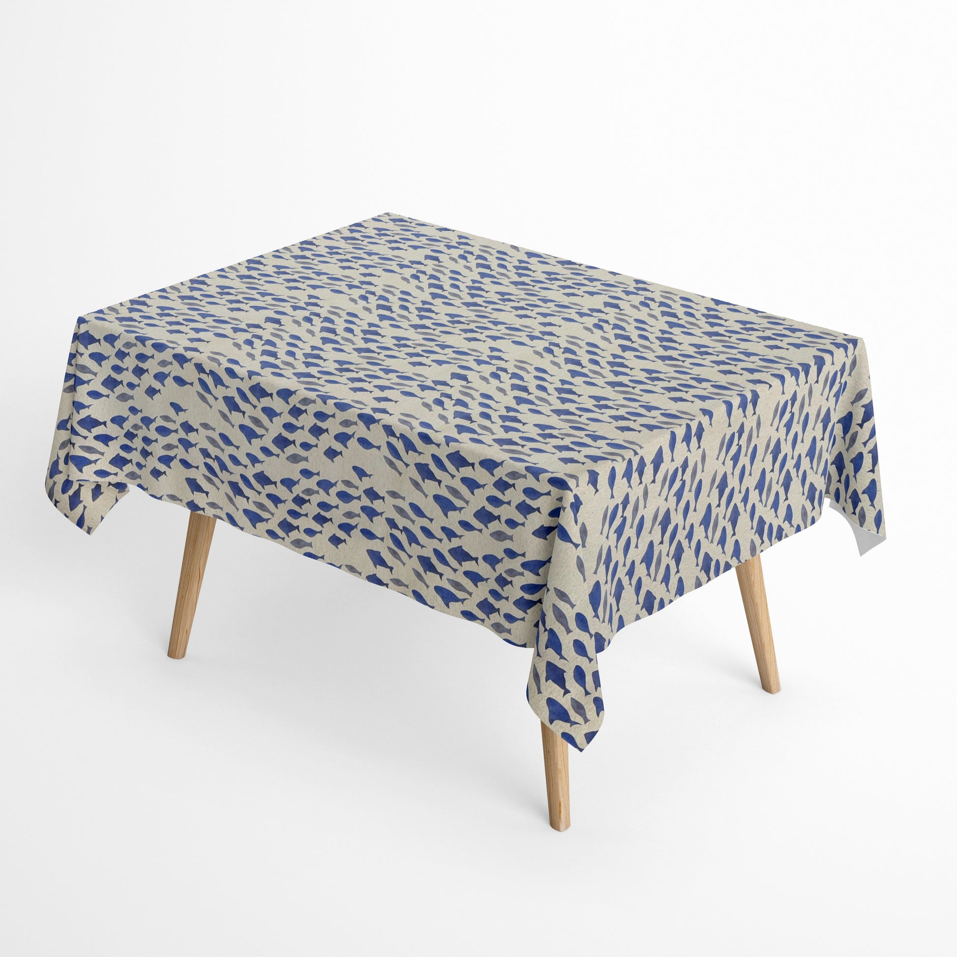Beschichtete Jacquard-Baumwolltischdecke mit maritimem Fischmuster in verschiedenen Blautönen auf naturfarbenem Hintergrund, fleckengeschützt und schmutzabweisend.