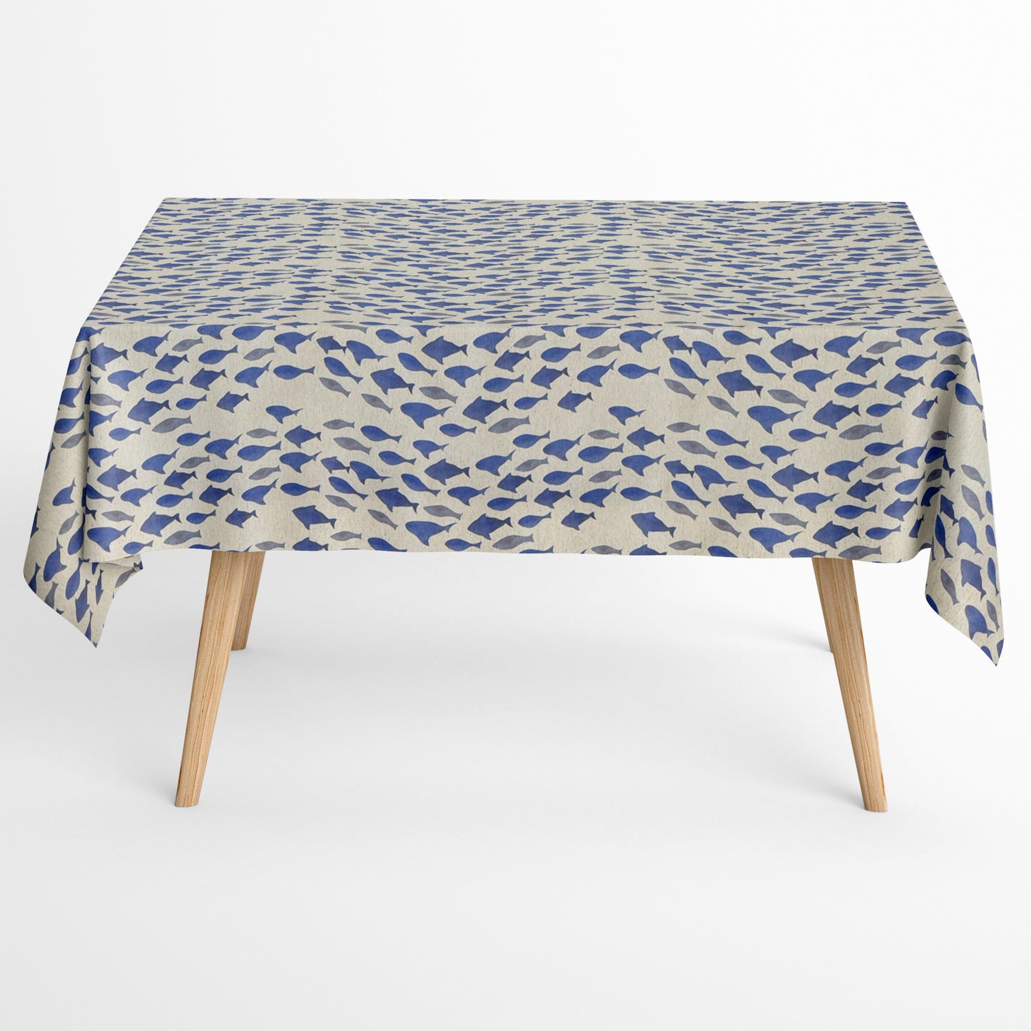 Beschichtete Jacquard-Baumwolltischdecke mit maritimem Fischmuster in verschiedenen Blautönen auf naturfarbenem Hintergrund, fleckengeschützt und schmutzabweisend.