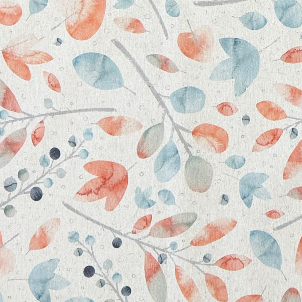 Beschichtete Jacquard-Baumwolltischdecke mit zartem Aquarell-Blättermuster in Koralle, Hellblau, Grau und Naturtönen, fleckengeschützt und schmutzabweisend.
