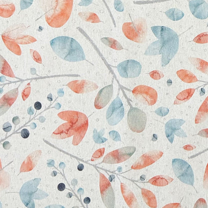 Beschichtete Jacquard-Baumwolltischdecke mit zartem Aquarell-Blättermuster in Koralle, Hellblau, Grau und Naturtönen, fleckengeschützt und schmutzabweisend.