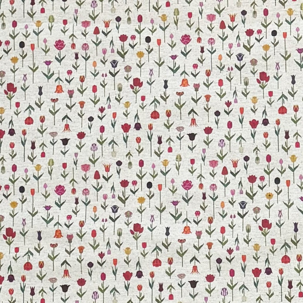 Beschichtete Jacquard-Baumwolltischdecke mit zartem Streublumenmuster aus kleinen bunten Blüten auf naturfarbenem Hintergrund, fleckengeschützt und schmutzabweisend.