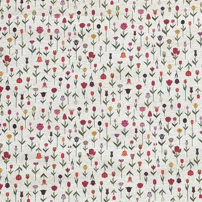 Beschichtete Jacquard-Baumwolltischdecke mit zartem Streublumenmuster aus kleinen bunten Blüten auf naturfarbenem Hintergrund, fleckengeschützt und schmutzabweisend.