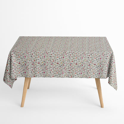 Beschichtete Jacquard-Baumwolltischdecke mit zartem Streublumenmuster aus kleinen bunten Blüten auf naturfarbenem Hintergrund, fleckengeschützt und schmutzabweisend.
