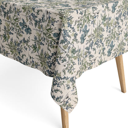 Beschichtete Jacquard-Baumwolltischdecke mit filigranem Blumen- und Blättermuster in Blau- und Grüntönen auf naturfarbenem Hintergrund, fleckengeschützt und schmutzabweisend.