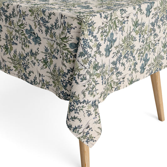 Beschichtete Jacquard-Baumwolltischdecke mit filigranem Blumen- und Blättermuster in Blau- und Grüntönen auf naturfarbenem Hintergrund, fleckengeschützt und schmutzabweisend.