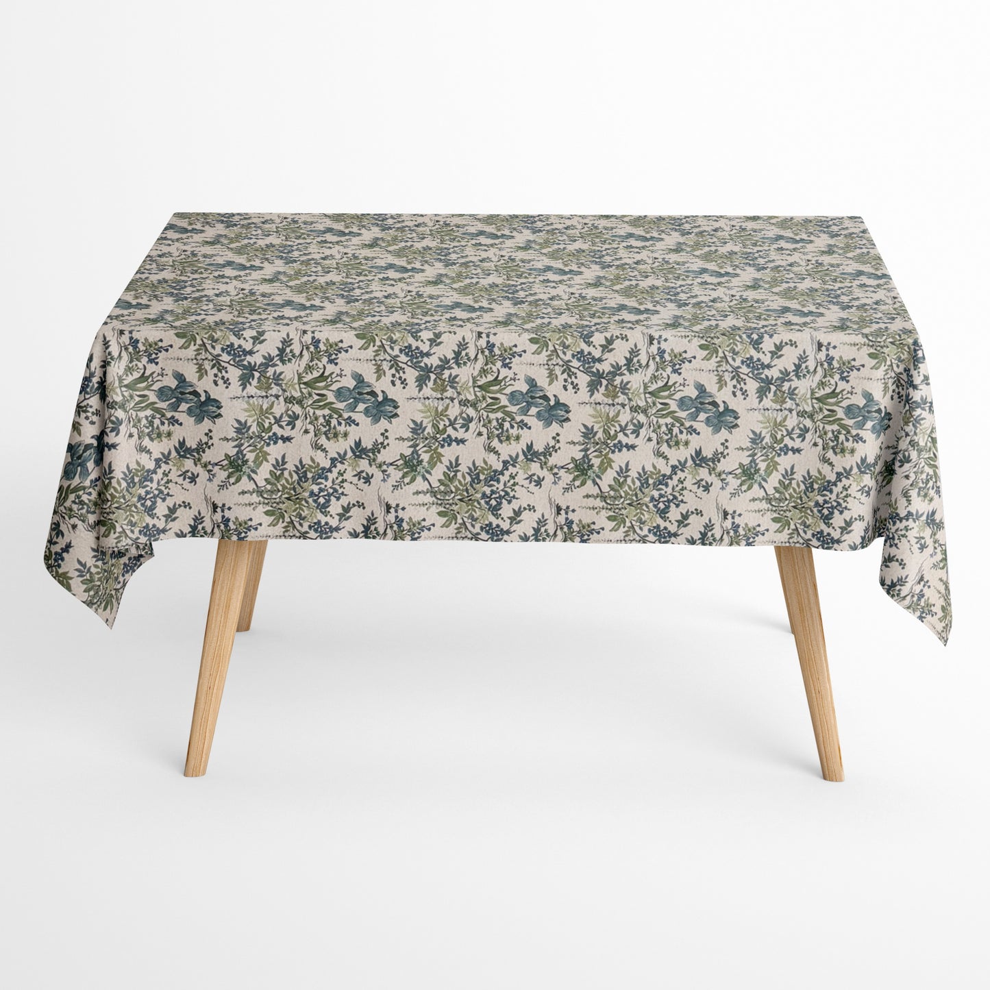 Beschichtete Jacquard-Baumwolltischdecke mit filigranem Blumen- und Blättermuster in Blau- und Grüntönen auf naturfarbenem Hintergrund, fleckengeschützt und schmutzabweisend.