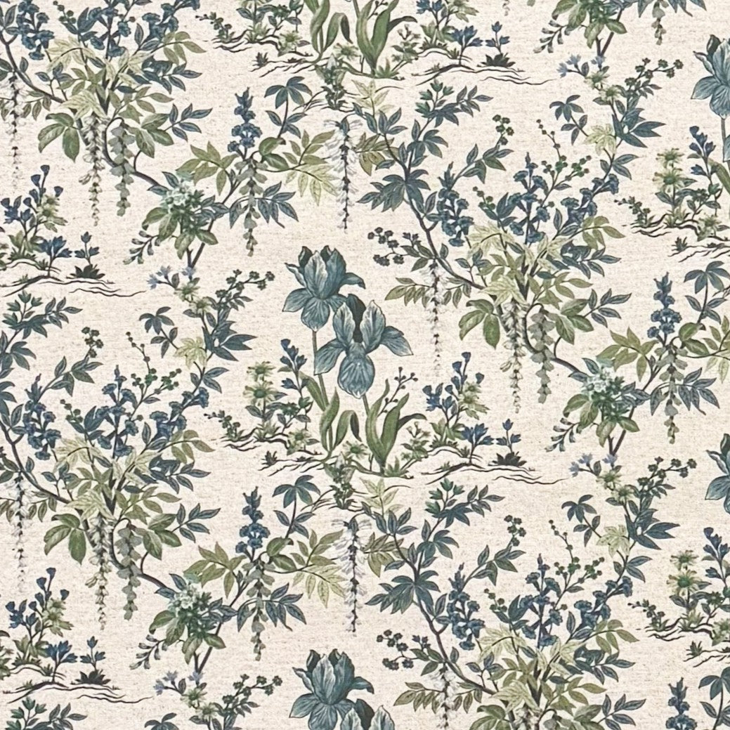Beschichtete Jacquard-Baumwolltischdecke mit filigranem Blumen- und Blättermuster in Blau- und Grüntönen auf naturfarbenem Hintergrund, fleckengeschützt und schmutzabweisend.