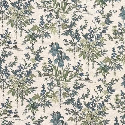 Beschichtete Jacquard-Baumwolltischdecke mit filigranem Blumen- und Blättermuster in Blau- und Grüntönen auf naturfarbenem Hintergrund, fleckengeschützt und schmutzabweisend.