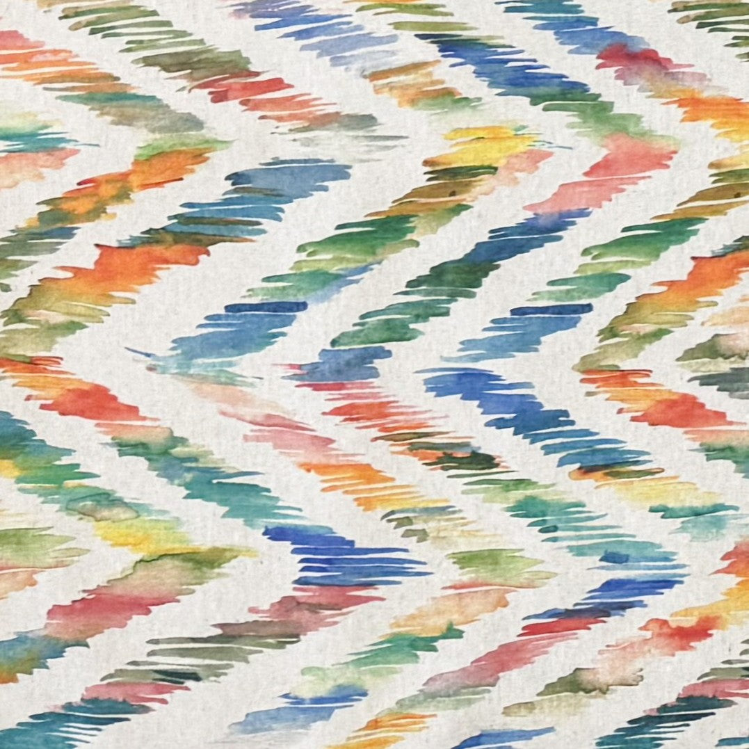 Beschichtete Jacquard-Baumwolltischdecke mit farbenfrohem Aquarellmuster aus dynamischen Pinselstrichen in Blau, Grün, Gelb, Orange und Rosé, fleckengeschützt und schmutzabweisend.