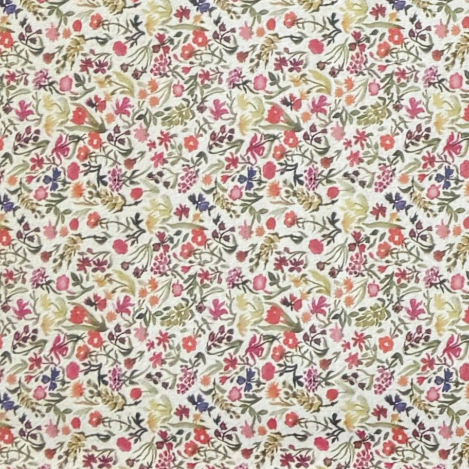 Beschichtete Jacquard-Baumwolltischdecke mit dichtem Streublumenmuster aus kleinen Blüten und feinen Ranken in Rosa, Koralle, Gelb, Grün und Violett auf naturfarbenem Hintergrund, fleckengeschützt und schmutzabweisend.