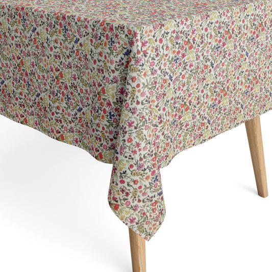 Beschichtete Jacquard-Baumwolltischdecke mit dichtem Streublumenmuster aus kleinen Blüten und feinen Ranken in Rosa, Koralle, Gelb, Grün und Violett auf naturfarbenem Hintergrund, fleckengeschützt und schmutzabweisend.