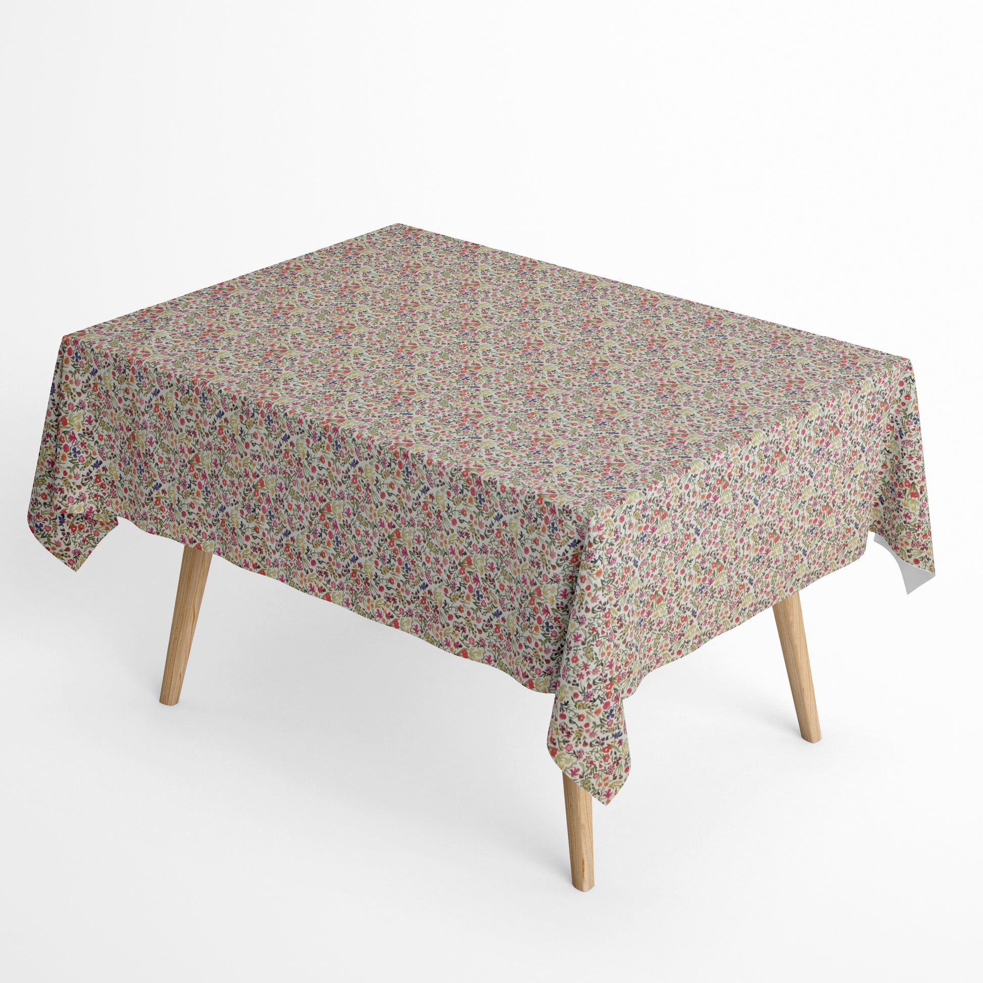 Beschichtete Jacquard-Baumwolltischdecke mit dichtem Streublumenmuster aus kleinen Blüten und feinen Ranken in Rosa, Koralle, Gelb, Grün und Violett auf naturfarbenem Hintergrund, fleckengeschützt und schmutzabweisend.
