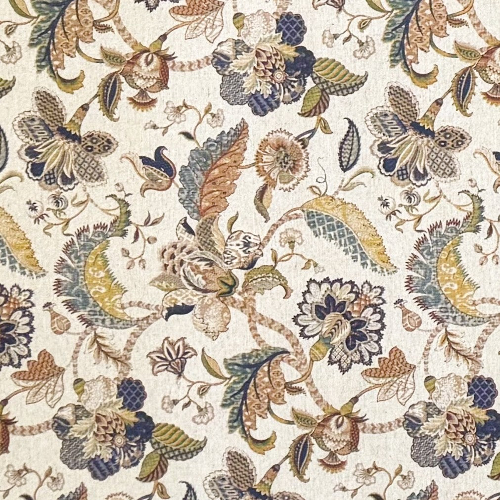 Beschichtete Jacquard-Baumwolltischdecke im Boho- und Indi-Stil mit floralem Paisley-Ornamentmuster in Blau, Gold, Beige, Grün und Braun, fleckengeschützt und schmutzabweisend.
