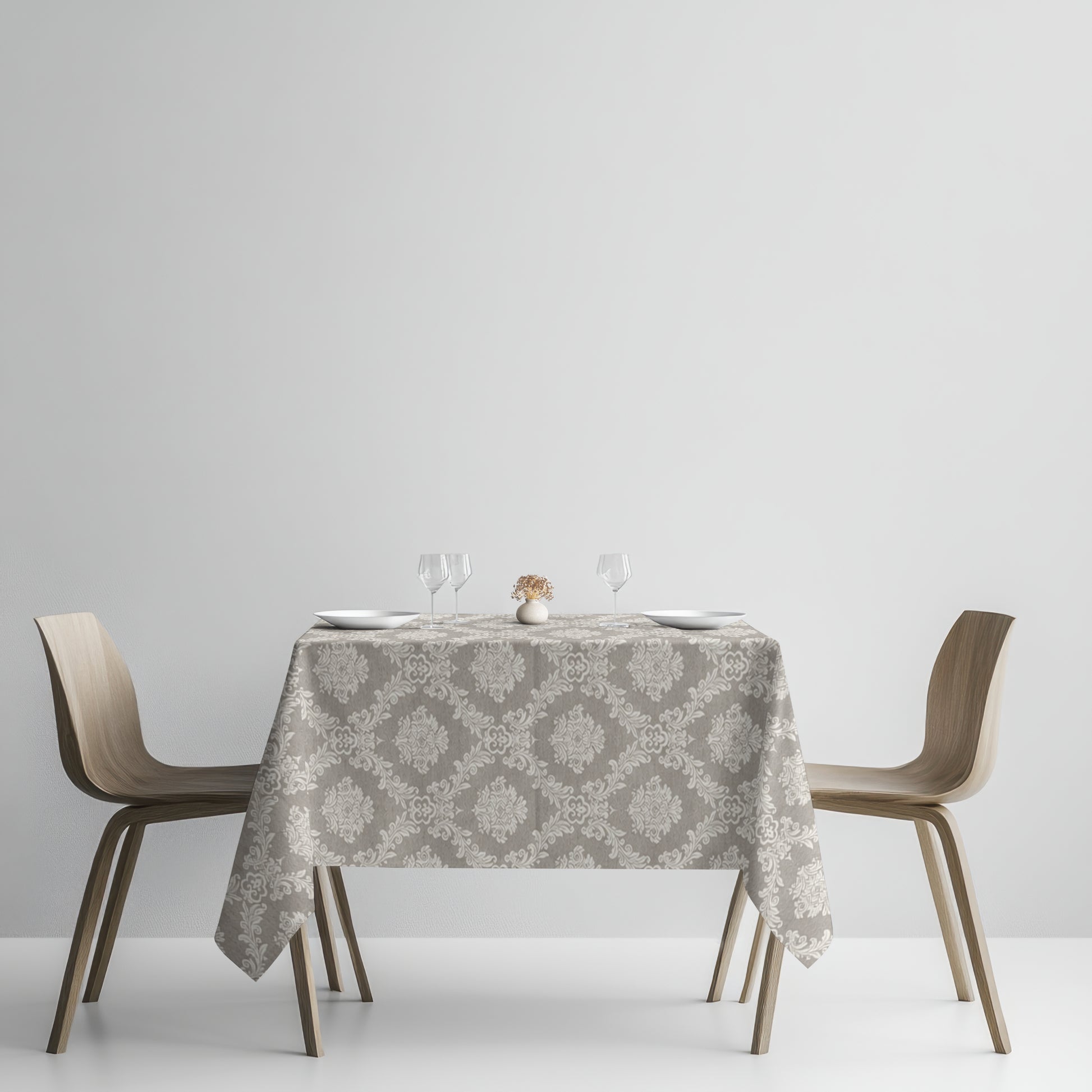 Rechteckige Tischdecke in Taupe aus beschichteter Baumwolle mit elegantem Jacquard-Damastmuster.