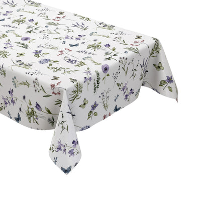 Weiße Wachstuch-Tischdecke mit zartem Wiesenblumen-Muster aus Wildblumen, Gräsern, Schmetterlingen und Libellen in sanften Violett-, Blau- und Grüntönen.