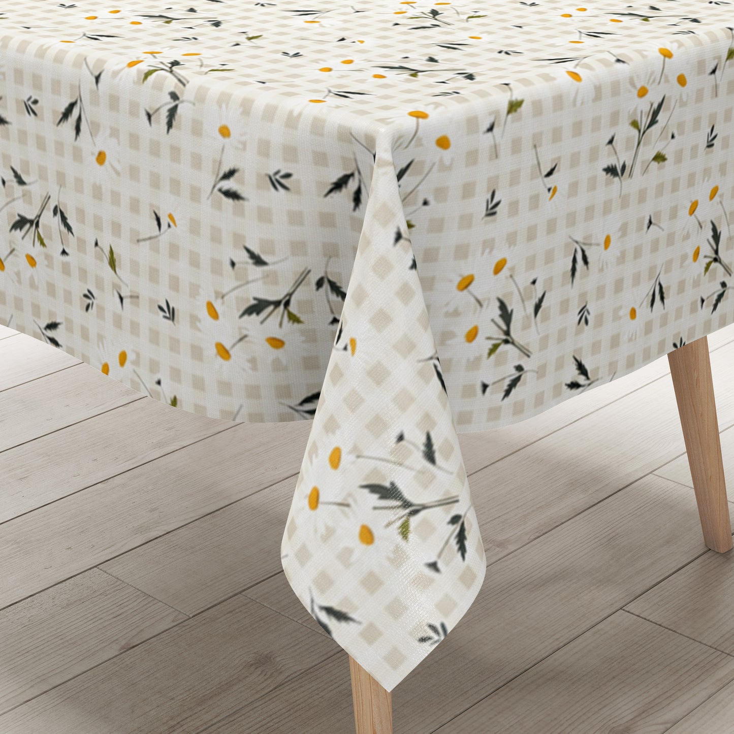 Beige-cremefarbene Wachstuch-Tischdecke mit feinem Karomuster und zarten weißen Margeriten, gelben Blütenmitten sowie filigranen grün-grauen Blättern im harmonischen Landhausdesign.