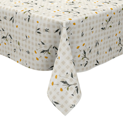 Beige-cremefarbene Wachstuch-Tischdecke mit feinem Karomuster und zarten weißen Margeriten, gelben Blütenmitten sowie filigranen grün-grauen Blättern im harmonischen Landhausdesign.