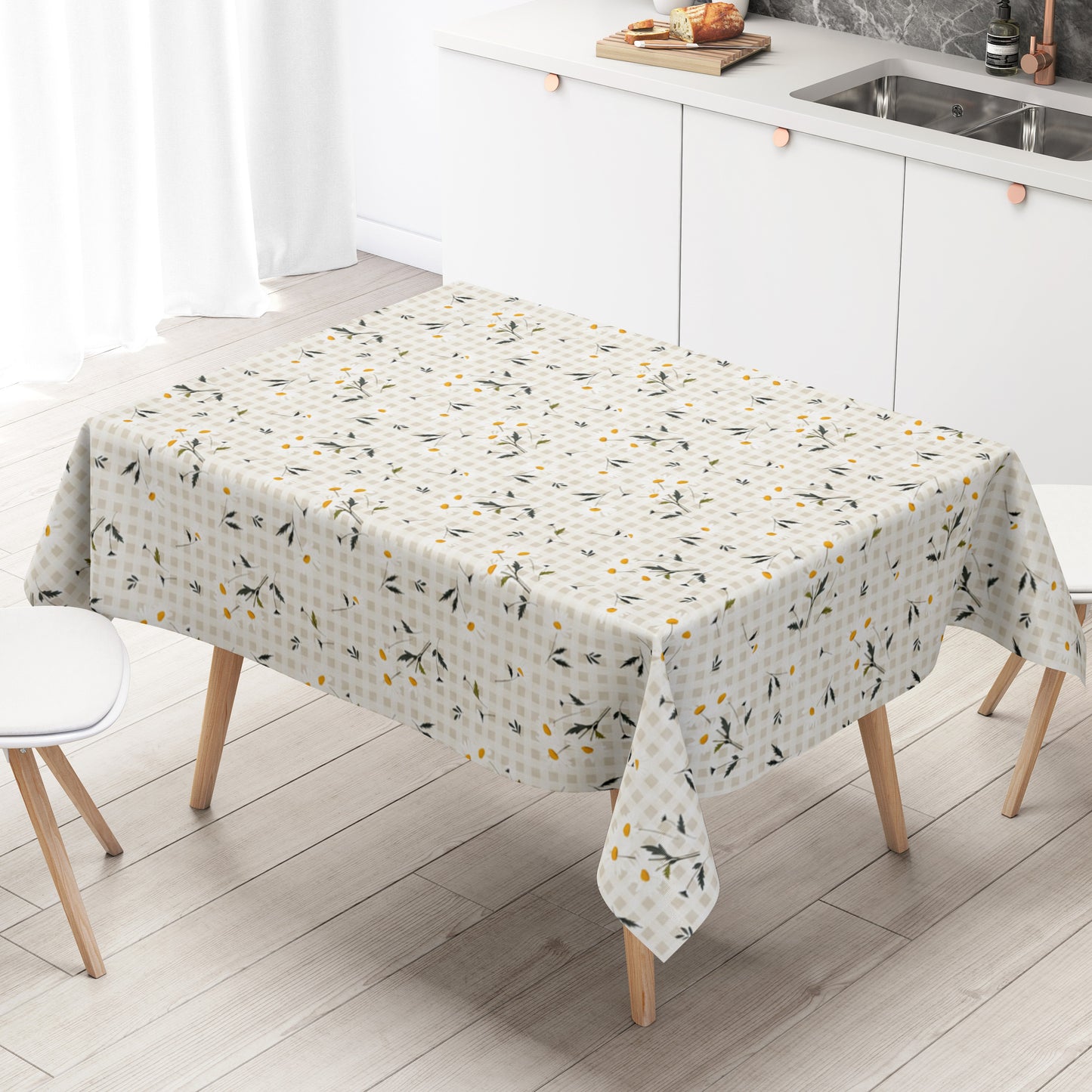 Beige-cremefarbene Wachstuch-Tischdecke mit feinem Karomuster und zarten weißen Margeriten, gelben Blütenmitten sowie filigranen grün-grauen Blättern im harmonischen Landhausdesign.