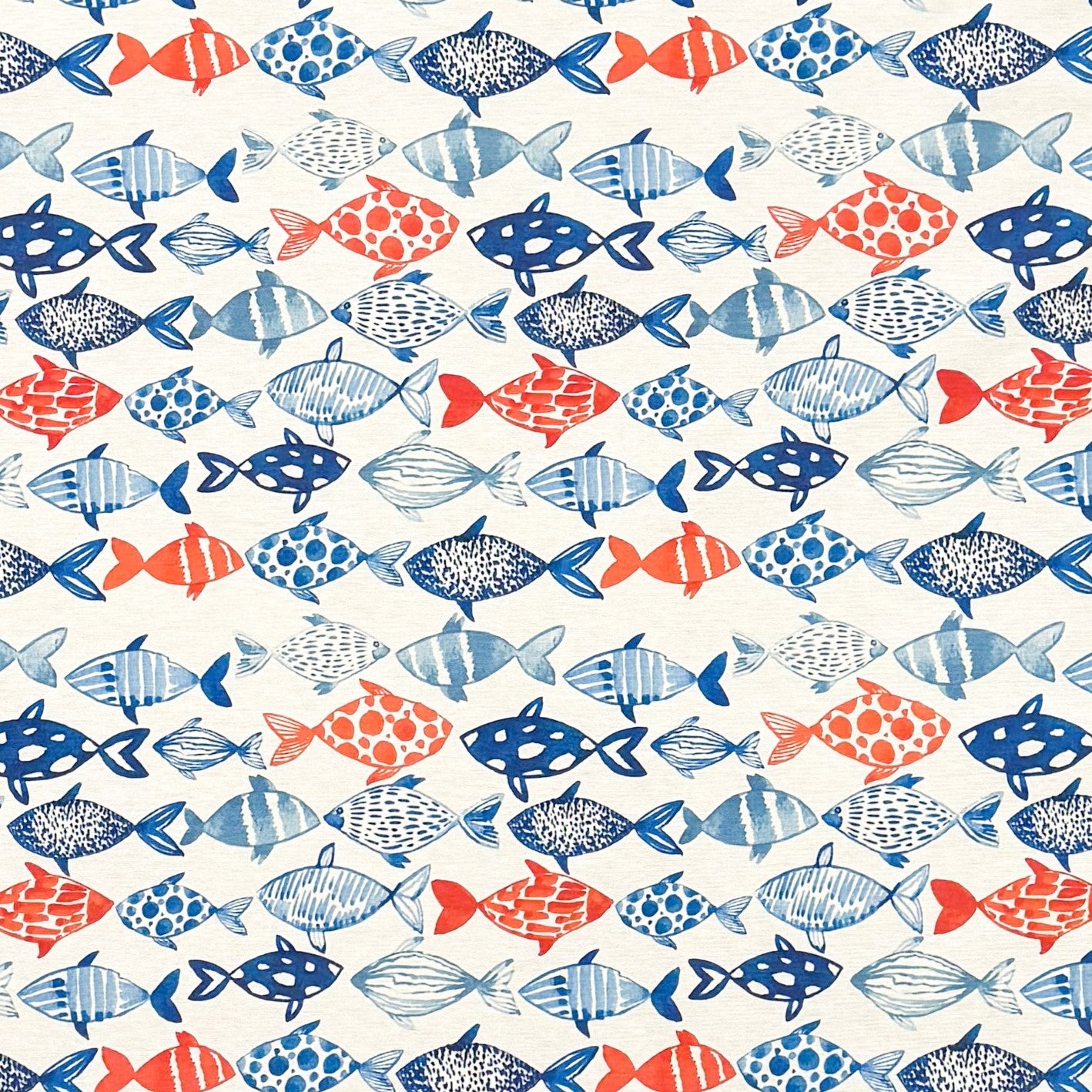 Jacquard Tischdecke aus beschichteter Baumwolle mit maritimem Fischmuster in Blau- und Rottönen auf hellem Hintergrund, fleckenabweisend und pflegeleicht.
