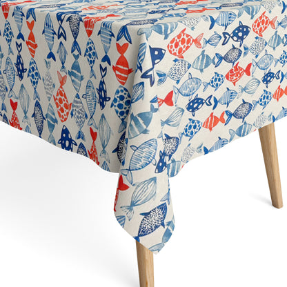 Jacquard Tischdecke aus beschichteter Baumwolle mit maritimem Fischmuster in Blau- und Rottönen auf hellem Hintergrund, fleckenabweisend und pflegeleicht.