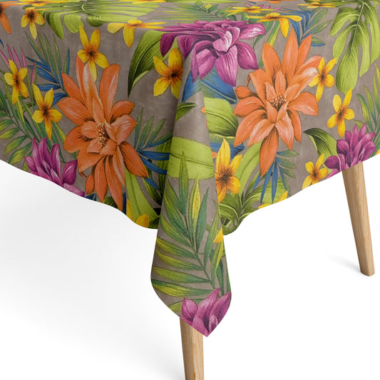 Beschichtete Jacquard-Tischdecke aus Baumwolle mit Fleckenschutz im Design JQ1426, taupefarbener Hintergrund mit tropischem Allover-Muster aus großen Lilien, exotischen Blüten und grünen Palmblättern in Orange, Violett, Gelb und Grün.