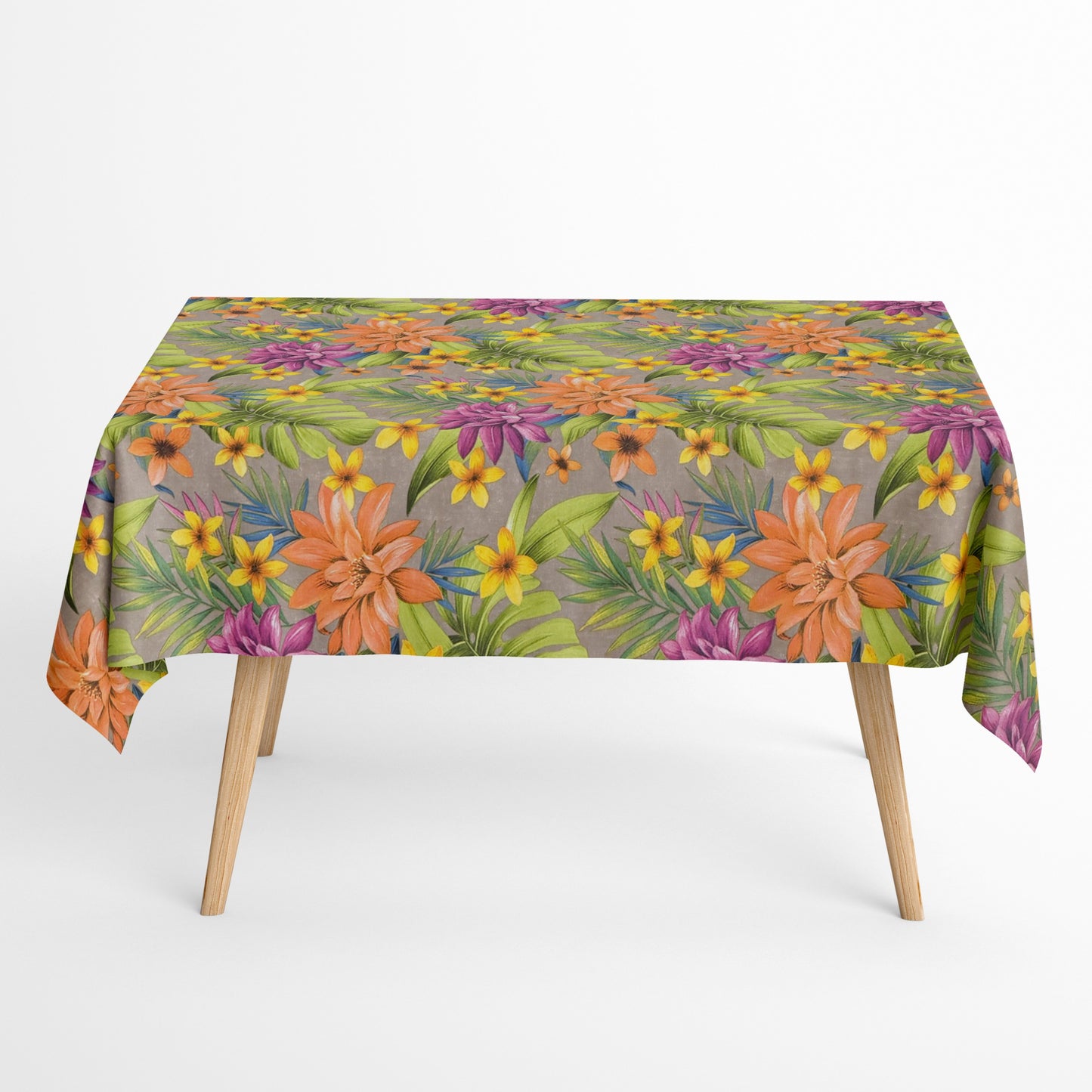 Beschichtete Jacquard-Tischdecke aus Baumwolle mit Fleckenschutz im Design JQ1426, taupefarbener Hintergrund mit tropischem Allover-Muster aus großen Lilien, exotischen Blüten und grünen Palmblättern in Orange, Violett, Gelb und Grün.