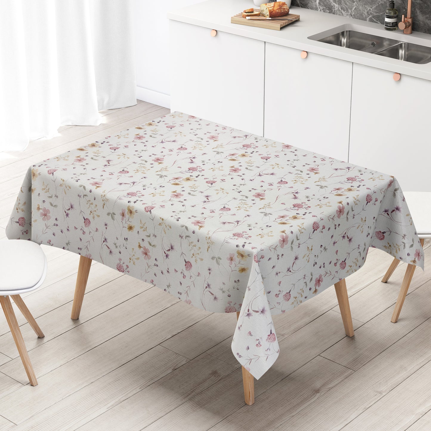 Rechteckige Wachstuch-Tischdecke mit zartem Streublumenmuster in Rosa, Flieder und Gelb auf cremeweißem Hintergrund. Filigrane Blüten, feine Zweige und kleine Blätter verleihen der Tischdecke eine romantische, leichte Ausstrahlung im Landhausstil.