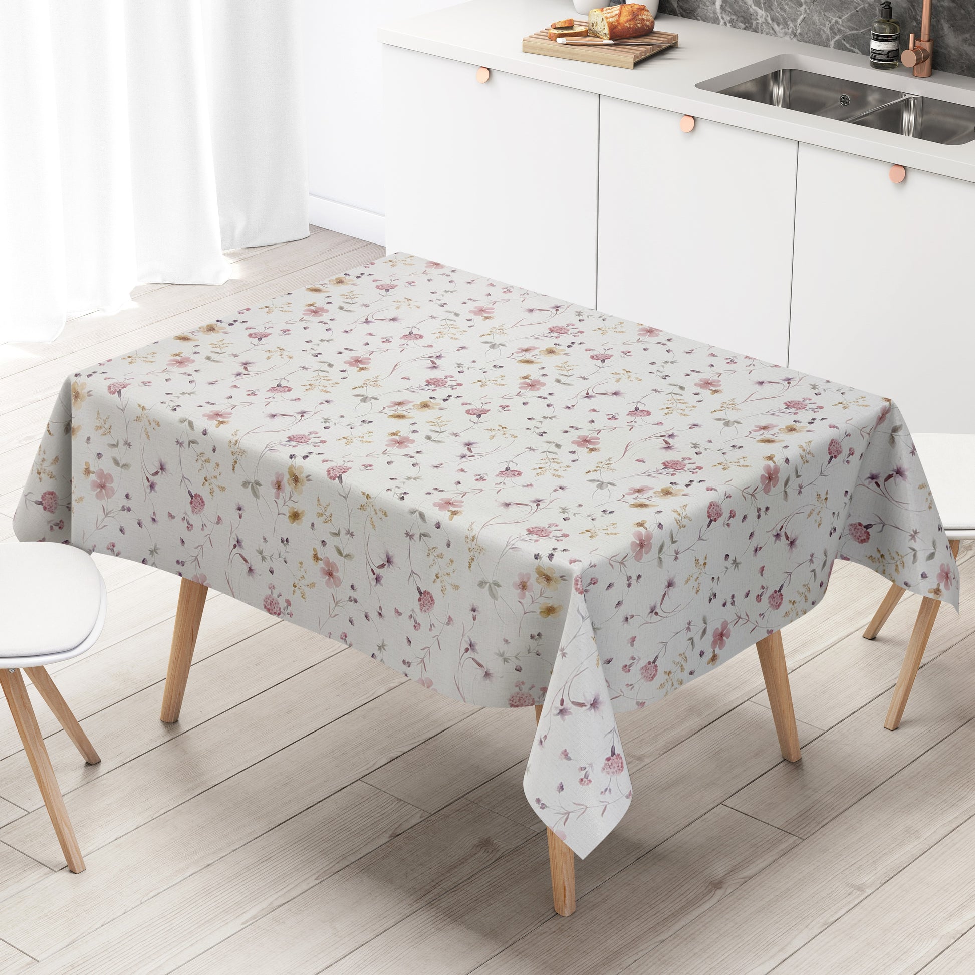 Rechteckige Wachstuch-Tischdecke mit zartem Streublumenmuster in Rosa, Flieder und Gelb auf cremeweißem Hintergrund. Filigrane Blüten, feine Zweige und kleine Blätter verleihen der Tischdecke eine romantische, leichte Ausstrahlung im Landhausstil.