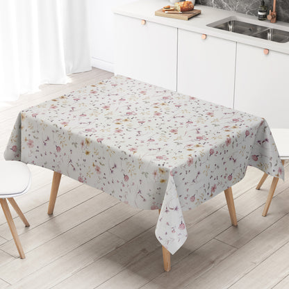 Rechteckige Wachstuch-Tischdecke mit zartem Streublumenmuster in Rosa, Flieder und Gelb auf cremeweißem Hintergrund. Filigrane Blüten, feine Zweige und kleine Blätter verleihen der Tischdecke eine romantische, leichte Ausstrahlung im Landhausstil.