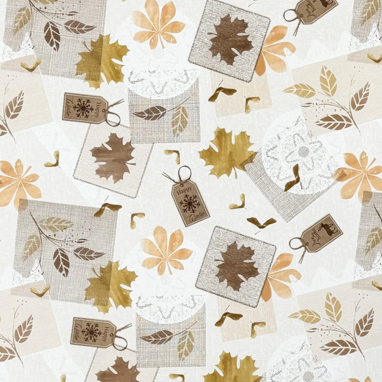 Wachstuch-Tischdecke „Herbst küsst Winter“ mit cremefarbenem Hintergrund und Patchwork-Design aus Ahornblättern, Blüten, Blätterranken, Spitzenmustern und dekorativen Anhängern in Beige, Braun, Gold und Apricot.