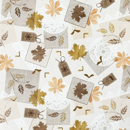 Wachstuch-Tischdecke „Herbst küsst Winter“ mit cremefarbenem Hintergrund und Patchwork-Design aus Ahornblättern, Blüten, Blätterranken, Spitzenmustern und dekorativen Anhängern in Beige, Braun, Gold und Apricot.
