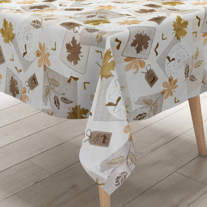 Wachstuch-Tischdecke „Herbst küsst Winter“ mit cremefarbenem Hintergrund und Patchwork-Design aus Ahornblättern, Blüten, Blätterranken, Spitzenmustern und dekorativen Anhängern in Beige, Braun, Gold und Apricot.