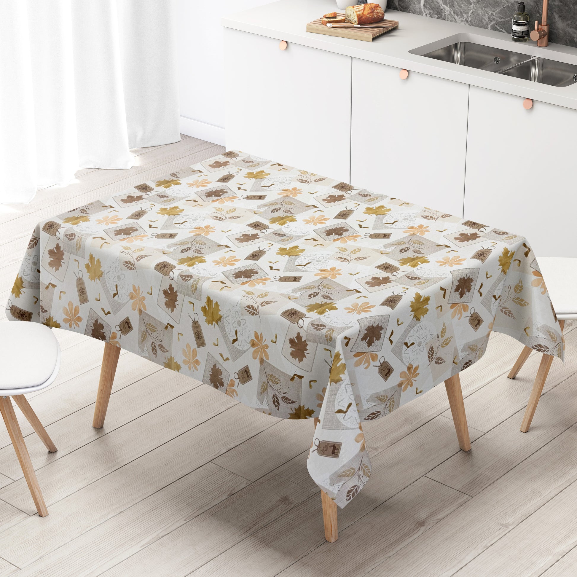 Wachstuch-Tischdecke „Herbst küsst Winter“ mit cremefarbenem Hintergrund und Patchwork-Design aus Ahornblättern, Blüten, Blätterranken, Spitzenmustern und dekorativen Anhängern in Beige, Braun, Gold und Apricot.
