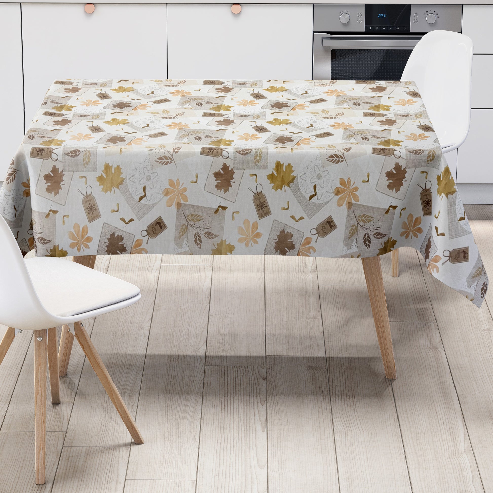 Wachstuch-Tischdecke „Herbst küsst Winter“ mit cremefarbenem Hintergrund und Patchwork-Design aus Ahornblättern, Blüten, Blätterranken, Spitzenmustern und dekorativen Anhängern in Beige, Braun, Gold und Apricot.