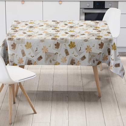 Wachstuch-Tischdecke „Herbst küsst Winter“ mit cremefarbenem Hintergrund und Patchwork-Design aus Ahornblättern, Blüten, Blätterranken, Spitzenmustern und dekorativen Anhängern in Beige, Braun, Gold und Apricot.