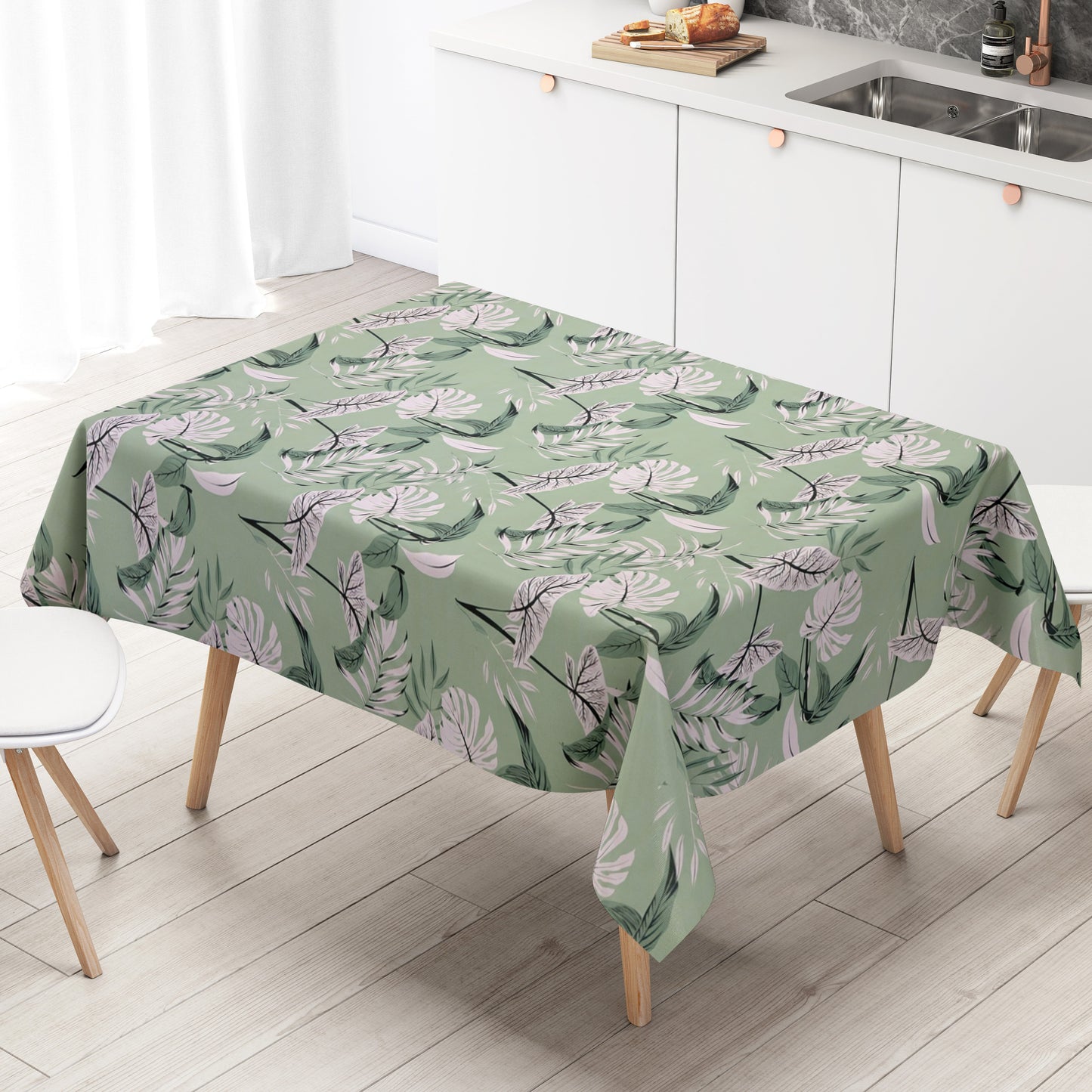 Wachstuch-Tischdecke mit tropischem Blättermuster auf mintgrünem Hintergrund. Weiße, graue und grüne Blätter mit feinen schwarzen Konturen sind gleichmäßig verteilt und erzeugen ein modernes, frisches Naturdesign.