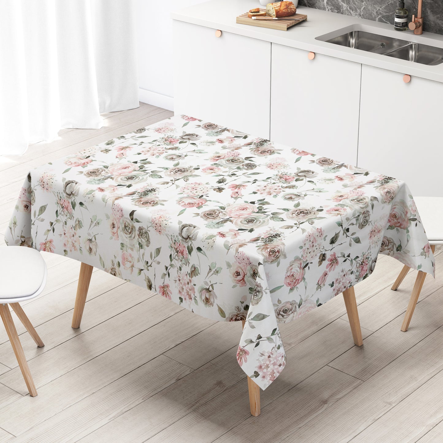 Wachstuch-Tischdecke mit romantischem Vintage-Blumenmuster auf hellem Hintergrund. Zarte Rosen, Hortensien und kleine Blüten in Rosa, Creme, Taupe und Grün sind im Aquarellstil dargestellt und von feinen Blättern ergänzt.