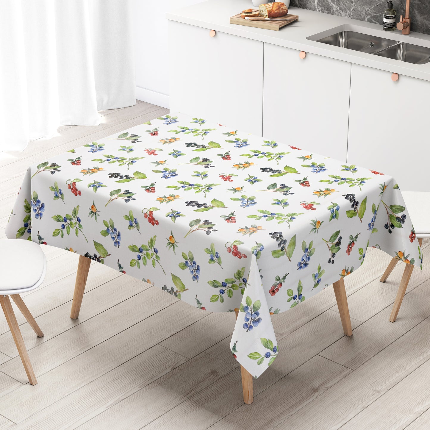 Wachstuch-Tischdecke mit Aquarell-Beerenmuster auf hellem Hintergrund. Zweige mit Heidelbeeren, Johannisbeeren, Holunderbeeren und Hagebutten in Blau, Rot, Schwarz und Orange sind gleichmäßig verteilt und von grünen Blättern ergänzt.