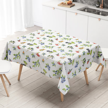 Wachstuch-Tischdecke mit Aquarell-Beerenmuster auf hellem Hintergrund. Zweige mit Heidelbeeren, Johannisbeeren, Holunderbeeren und Hagebutten in Blau, Rot, Schwarz und Orange sind gleichmäßig verteilt und von grünen Blättern ergänzt.