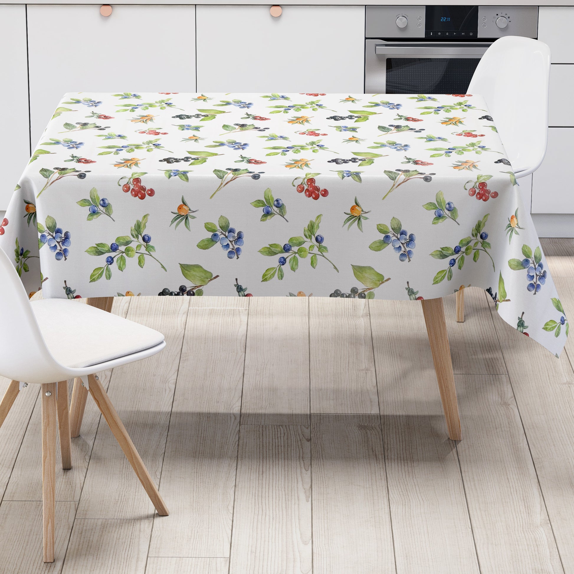Wachstuch-Tischdecke mit Aquarell-Beerenmuster auf hellem Hintergrund. Zweige mit Heidelbeeren, Johannisbeeren, Holunderbeeren und Hagebutten in Blau, Rot, Schwarz und Orange sind gleichmäßig verteilt und von grünen Blättern ergänzt.